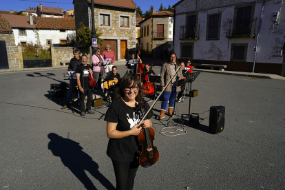 Micaela Rubio posa junto a otros integrantes de la Escuela de Música del Alto Gredos. ARGICOMUNICACIÓN
