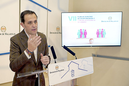 El presidente de la Diputación de Valladolid, Conrado Íscar, presenta el VII Plan de Igualdad. ICAL