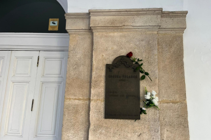 Una rosa es colocada en la placa dedicada a Concha Velasco en el Teatro Calderón de Valladolid tras el fallecimiento de la actriz. -E.M.