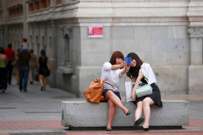 Dos turistas se fotografían en la plaza Mayor de Valladolid.-ICAL