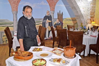 José Luis Sanz, en uno de los comedores de su restaurante, decorado con motivos monacales. ArgiComunicación.-ARGICOMUNICACIÓN
