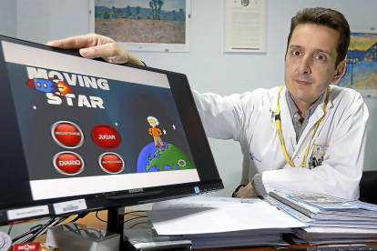 Daniel de Luis, jefe de Endocrinología del Hospital Clínico de Valladolid, en las instalaciones del complejo hospitalario.-J. M. LOSTAU