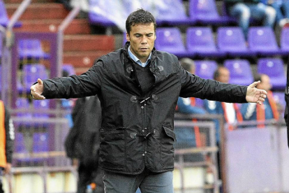 El técnico del Real Valladolid, Rubi, abre los brazos durante el partido del pasado domingo ante Las Palmas-J.M.Lostau