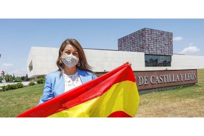 Marta Sanz, con la bandera de España delante de las Cortes de Castilla y León. J. M. LOSTAU