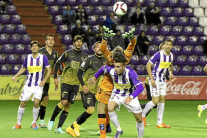 Guille Franco pugna por un balón con el portero polaco del Elche, Tyton-J.M.Lostau