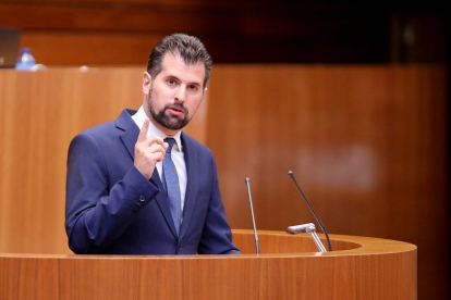 El portavoz del grupo socialista, Luis Tudanca, interviene en el debate de política general de la Junta de Castilla y León en las Cortes.- ICAL