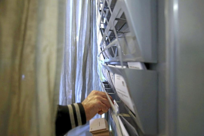 Imagen de la jornada electoral de este domingo, en un colegio de Valladolid.-Ical