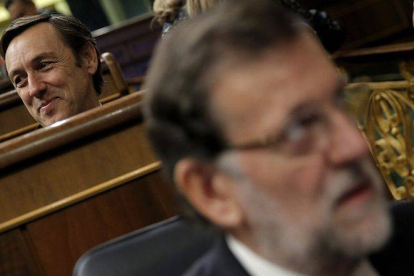Rafael Hernando (atrás) y Mariano Rajoy, en una sesión de control al Gobierno en el Congreso de los Diputados.-Foto: JOSÉ LUIS ROCA