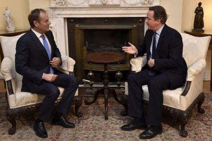 Cameron (derecha) con Tusk en el número 10 de Downing Street, el domingo, en Londres.-AP / TOBY MELVILLE