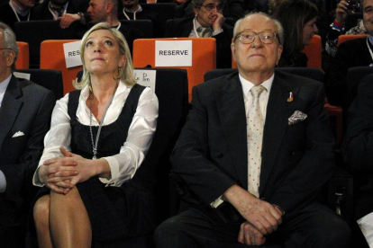 El líder del Frente Nacional, Jean-Marie Le Pen (derecha), junto a su hija Marine, en un congreso del partido.-Foto: REUTERS / STEPHANE MAHE