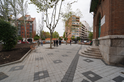 Plaza de San Nicolás, con el colegio Isabel la Católica a la derecha, tras las obras. |   E. M.