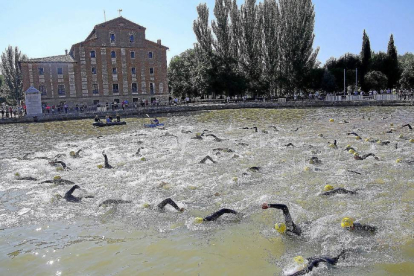Los triatletas atraviesan el canal en el sector de nado de la prueba de Medina de Rioseco.-Fernando Fradejas