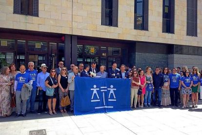 Varios abogados del turno de oficio durante la concentración a las puertas de los juzgados de Valladolid .-EUROPA PRESS