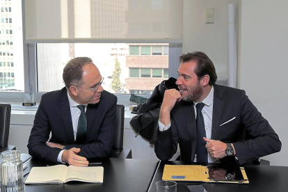 Juan Bravo, presidente de Adif,  y Óscar Puente durante la reunión celebrada en Madrid.-ICAL