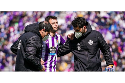 Óscar Plano se retira lesionado en el choque ante el Lugo. / RV / A. PUENTE