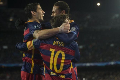 Messi es felicitado por Suárez y Neymar tras el tanto al Roma.-JORDI COTRINA