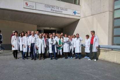 Un grupo de médicos protesta a las puertas del centro de salud de Parquesol-El Mundo