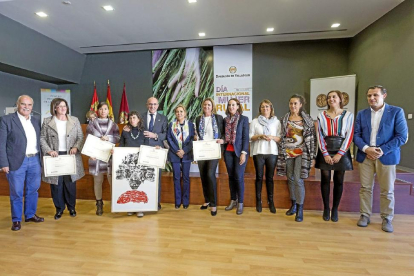 Foto de familia de las premiadas con miembros del jurado ayer, en el salón de actos del centro Artis de Portillo, con Jesús Julio Carnero y Rosa Valdeón en el centro.-Ical