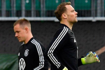 Neuer (derecha) y Ter Stegen, en un entrenamiento de la selección alemana.-TOBIAS SCHWARZ (AFP)