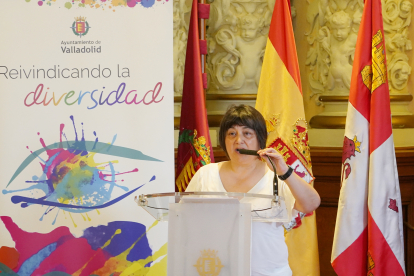 Lectura del manifiesto a cargo de Eugenia Martín en el Acto institucional con motivo del Día Internacional del Orgullo LGTBI.- ICAL