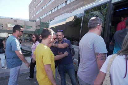 Los representantes de los trabajadores de Siro, en el momento de montar en el autobús rumbo Madrid.- ICAL