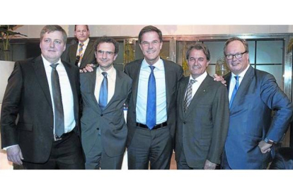 Sigmundur Gunnlaugsson, primer ministro de Islandia, y a su izquierda otros políticos como Artur Mas en una convención de Rotterdam.-Foto:   El PERIÓDICO / ROTTERDAM