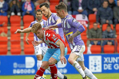 Óscar Plano y Calero presionan a Mario Barco en el partido disputado ayer en Lugo.-PHOTO-DEPORTE