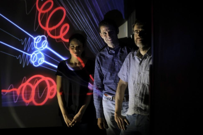 Laura Rego, Carlos Hernández García y Luis Plaja en las instalaciones de la Universidad de Salamanca.-ENRIQUE CARRASCAL