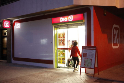 Puerta de acceso a un supermercado DIA en Madrid.-SERGIO ENRÍQUEZ-NISTAL