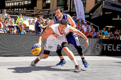 Sergio de la Fuente protege el balón ayer en el duelo con Andorra.-FIBA