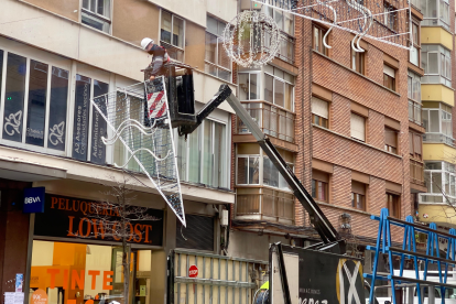 Fotografía de la Calle Cervantes quitando el alumbrado navideño