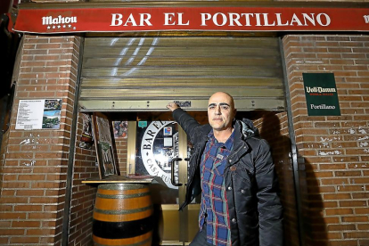 Javi Capellán echa el cierre al mítico  bar ‘El Portillano’.-J.M. LOSTAU