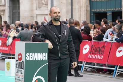 Alexis Morante, director de ‘El universo de Óliver’, Premio Seminci Joven, en la alfombra verde de la clausura de la 67ª Semana Internacional de Cine de Valladolid. -ICAL