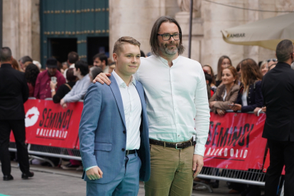El actor Birgir Dagur Bjarkason y el director Guðmundur Arnar Guðmundsson, de 'Beautiful Beings', juntos en la
alfombra verde de la clausura de la 67ª Semana Internacional de Cine de Valladolid. -ICAL
