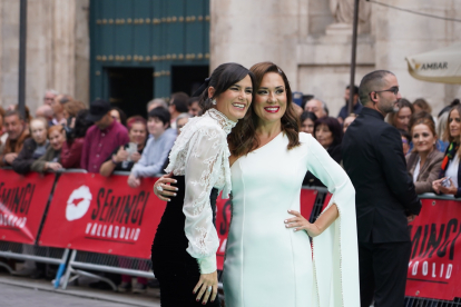 Las presentadoras de la gala de clausura de la 67ª Seminci, Elena Sánchez y Eva Marciel en la alfombra verde. -ICAL
