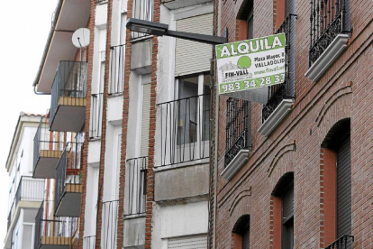 Cartel de alquiler de pisos en la calle Ferrocarril (Valladolid)-J.M.Lostau