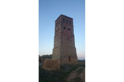Torre mudéjar de la iglesia de San Cipriano en el despoblado de Villacreces, Santervás de Campos.- HISPANIA NOSTRA