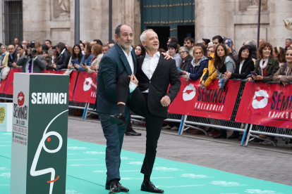 Karra Elejalde 'bromea' con Ivan Barnev en la alfombra verde de la clausura de la 67ª Semana Internacional de Cine de Valladolid. -ICAL