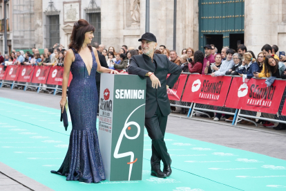 La concejala Ana Cuadrado y el director de la Seminci, Javier Angulo, en la alfombra verde de la clausura de la 67ª Semana Internacional de Cine de Valladolid. -ICAL