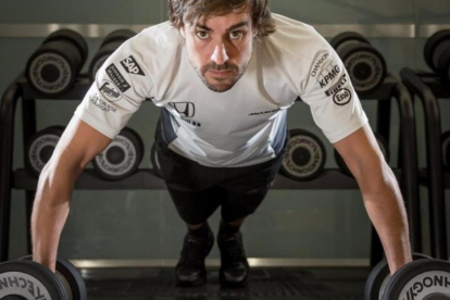 Fernando Alonso, con las pesas, en su gimnasio.-EL PERIÓDICO