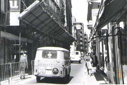 Vista de la calle Teresa Gil con tráfico. A la izquierda, andamios en la fachada del convento de Porta Coeli, 197?.- ARCHIVO MUNICIPAL DE VALLADOLID