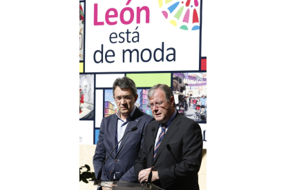 El alcalde de León, Antonio Silván, y el presidente de la Diputación, Juan Martínez Majo, presentan la campaña de promoción de la provincia y la capital en el Metro de Madrid.-ICAL