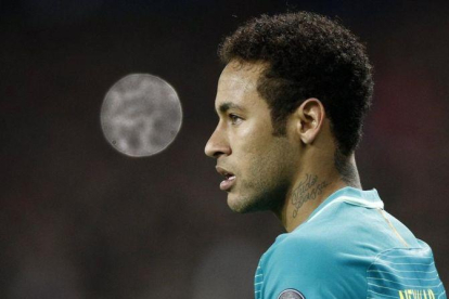 Neymar, durante el partido del Barça contra el PSG en el Parque de los Príncipes.-EFE / YOAN VALAT