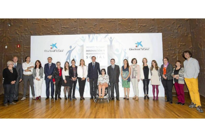 Foto de familia de los galardonados con los premios 'la Caixa' a la Innovación y Transformación Social-Ical