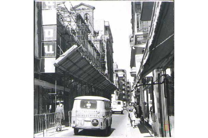 Vista de la calle Teresa Gil con tráfico. A la izquierda, andamios en la fachada del convento de Porta Coeli, sobre los años 70. -ARCHIVO MUNICIPAL DE VALLADOLID