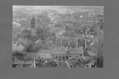 Vista aérea de la ciudad desde la torre de la Catedral, con la torre de la Iglesia del Salvador, calle Teresa Gil y alrededores entre 1946 y 1947. -ARCHIVO MUNICIPAL DE VALLADOLID