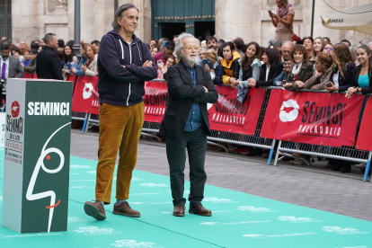 Manuel Iborra y Fernando Colomo en la alfombra verde de la clausura de la 67ª Semana Internacional de Cine de Valladolid. -ICAL
