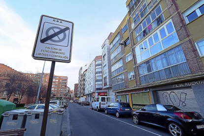 Cartel indicador del fin del estacionamiento en zona azul colocado entre las calles  Unión y Pérez Galdós.-MIGUEL ÁNGEL SANTOS