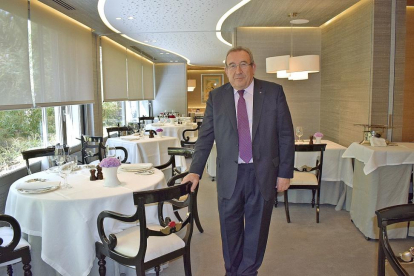 El zamorano Carmelo Pérez, en el interior de uno de los renovados comedores del Zalacaín de Madrid; restaurante que ha dirigido durante 14 años, coincidiendo con su última etapa profesional antes de jubilarse.-ARGICOMUNICACIÓN