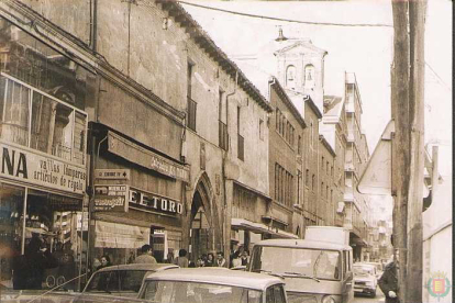 Calle Teresa Gil, con peatones y vehículos circulando, sobre los años 70. -ARCHIVO MUNICIPAL DE VALLADOLID